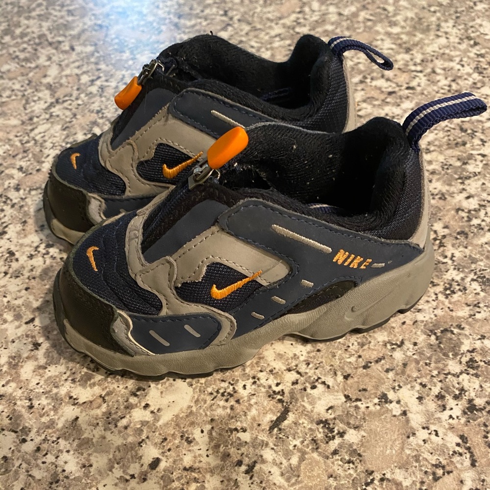 Nike boys toddler shoes size 6